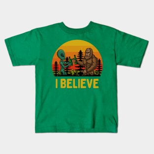 I Believe: Funny Conspiracy Theory Lovers - Bigfoot and Green Alien Sharing a Beer Kids T-Shirt